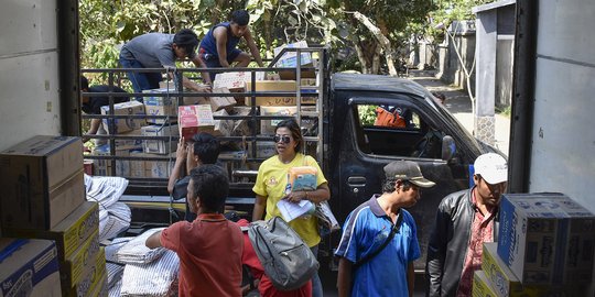 Bantuan korban gempa Lombok belum merata, dua emak-emak adu mulut berebut terpal