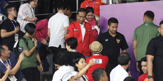 Gaya kasual Jokowi saat nonton final bulutangkis beregu Asian Games