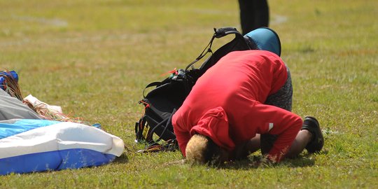 Sujud syukur Jafro Megawanto berhasil raih emas di cabor paralayang