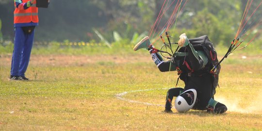 Momen dua atlet paralayang Asian Games terjatuh di Bogor