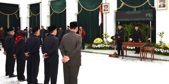 Lantik lima pejabat fungsional, Pj Gubernur Jabar pesan selalu update wawasan