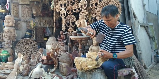 Kisah pengukir seni kayu di Bali  puluhan tahun setia pada 