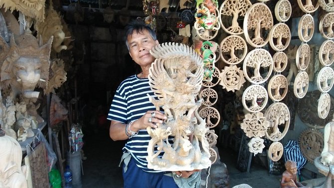 pemahat kayu di pantai mertasari denpasar