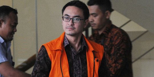 Dapat gratifikasi Rp 40 M, ini daftar belanjaan Zumi Zola & istri