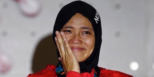 Tangis bahagia atlet panjat tebing Susanti Rahayu pecah usai raih emas Asian Games