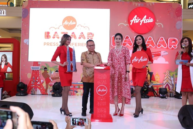 direktur niaga airasia indonesia rifai taberi dan direktur konsumer bank bri handayani resmikan airasia bazaar di kota kasablanka