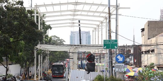 Memantau pembangunan skybridge Tanah Abang