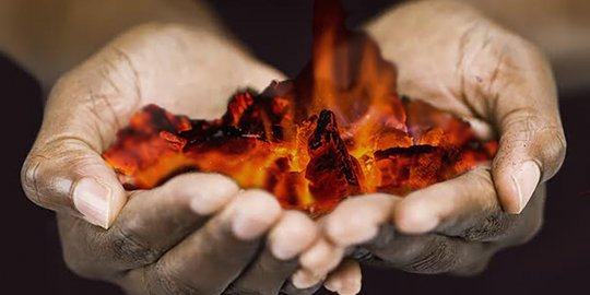 menggenggam kapas yang dibakar dan digigiti semut beracun rev1