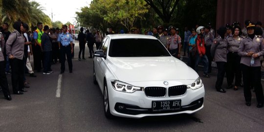Hendak keluar bandara, mobil Neno Warisman dikepung massa di Pekanbaru