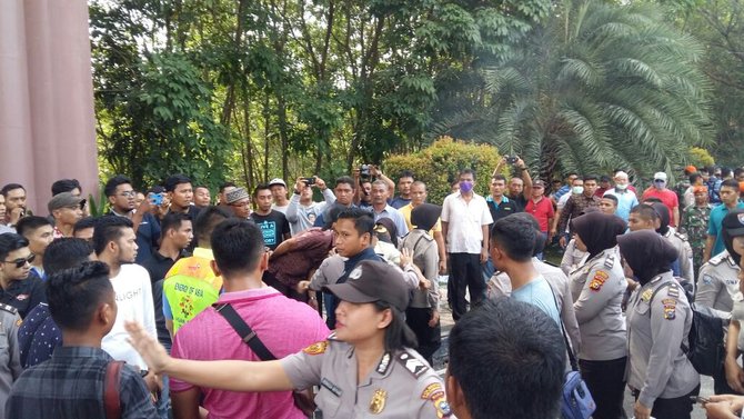mobil neno warisman dikepung massa di pekanbaru