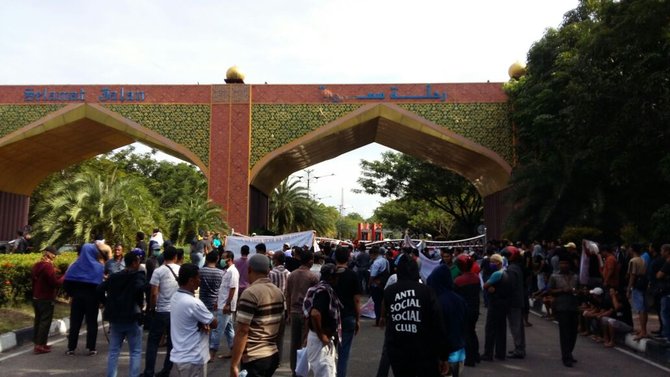mobil neno warisman dikepung massa di pekanbaru