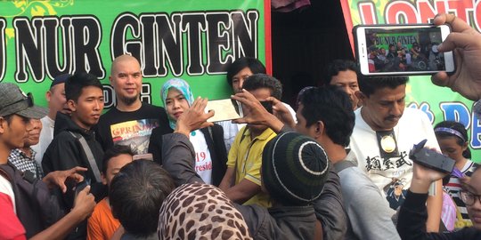 Lagi makan lontong balap, Ahmad Dhani Cs diganggu tiga pemuda bermasker