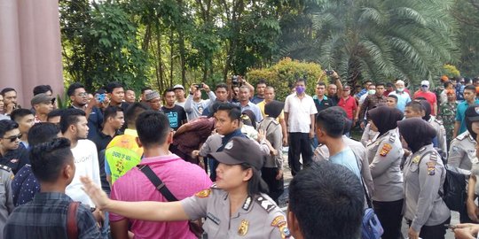 Tertahan 7 jam di Bandara Pekanbaru, Neno Warisman akhirnya pulang