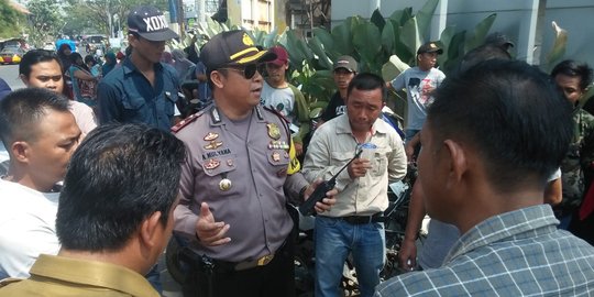 Protes limbah B3, aksi demo emak-emak di Karawang dibubarkan Polisi