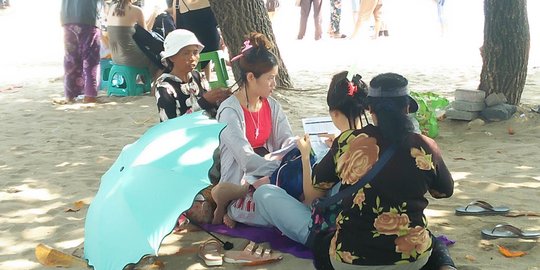 Geliat bisnis kepang rambut di Kuta, 1 turis dihargai Rp 100 ribu