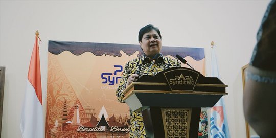 Airlangga kerap bertemu Eni dan Idrus di rumah dan restoran