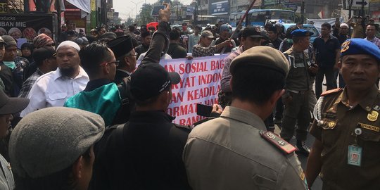 Warga dekat UIN Ciputat demo menolak digusur, jalanan macet