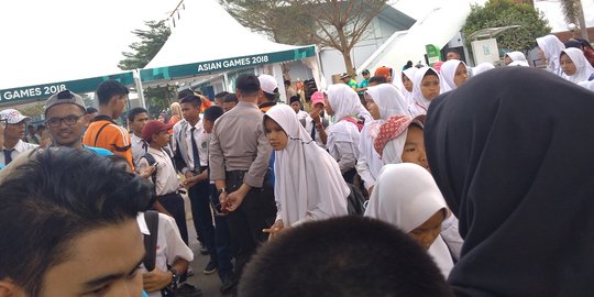 Tak diizinkan menonton tenis di JSC, puluhan pelajar kecewa