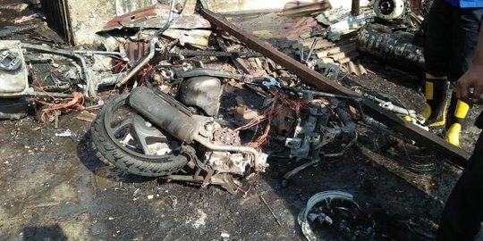 Api di alat tambal ban sambar bensin, kios dan dua sepeda motor hangus terbakar