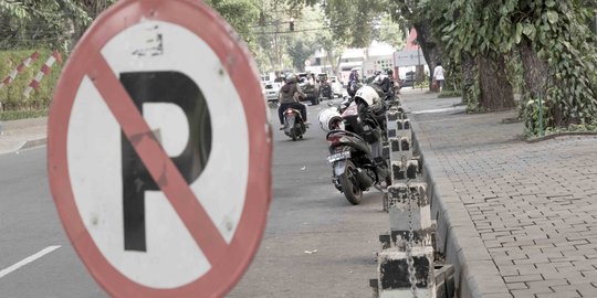 Hiraukan rambu, pemotor tetap parkir di sekitar Taman Suropati