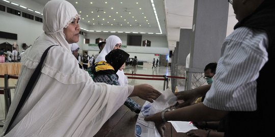 Antrean jemaah haji mengambil air zamzam