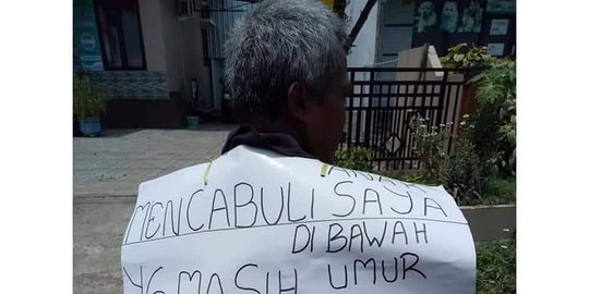 Berkalung kertas karton, pria di Berau tuntut keadilan ke Jokowi