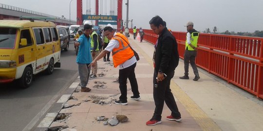 Polisi buru pengemudi pikap yang tabrak pagar jembatan Ampera