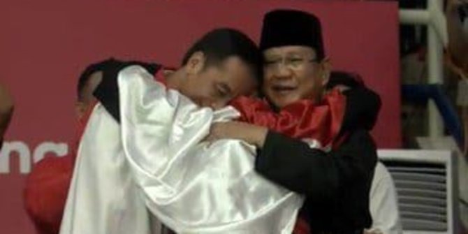 Berbalut bendera merah putih, Jokowi dan Prabowo dipeluk atlet silat Asian Games