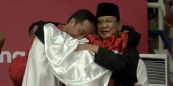 Ini canda Jokowi saat tiba-tiba dipeluk atlet silat bareng Prabowo