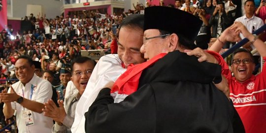 Nonton final pencak silat, Jokowi dan Prabowo sama-sama peluk atlet peraih emas
