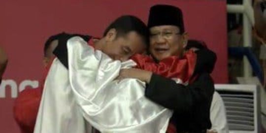 Prabowo soal dipeluk atlet silat bareng Jokowi: Kita satu keluarga