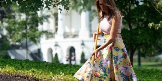 Melania Trump dihujat karena pakai sepatu hak tinggi saat berkebun