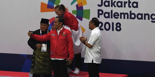 Usai pengalungan medali, Jokowi dan Prabowo akrab nge-vlog bareng