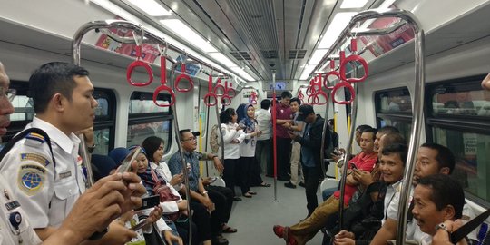 Menikmati kemegahan venue Asian Games dari atas LRT Jakarta