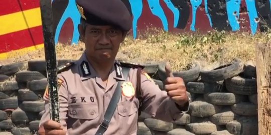 Usai disindir jenderal, polisi 'masuk Pak Eko' tobat merokok