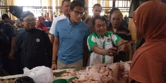 Di Beringharjo, Sandiaga dicurhati pembeli cuma mampu beli lele buat anak