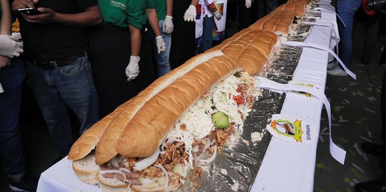 Penampakan sandwich terbesar di dunia, beratnya 865 kg