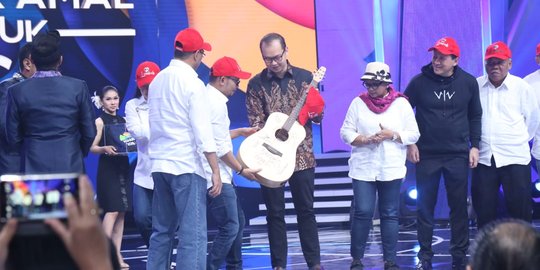 Gitar Menteri Hanif laku Rp 1 M pada konser amal untuk NTB