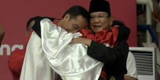 Airlangga soal momen Jokowi & Prabowo pelukan: Ini simbol persatuan