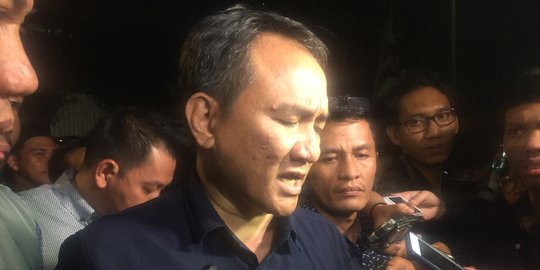 Kader Demokrat dibajak, Andi Arief ngaku 'enek' dengan Sekjen PDIP