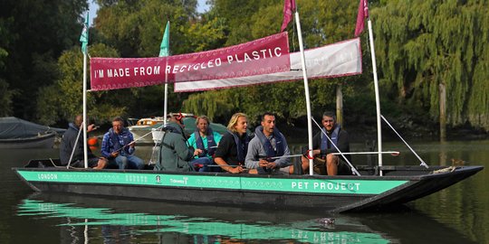 Menyusuri sungai di Inggris dengan perahu terbuat dari sampah plastik