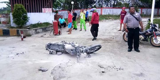 Aldi luka bakar usai api melalap motornya di SPBU Paser