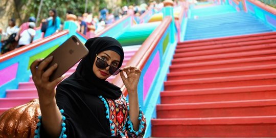 Cantiknya tangga warna-warni Batu Caves di Malaysia