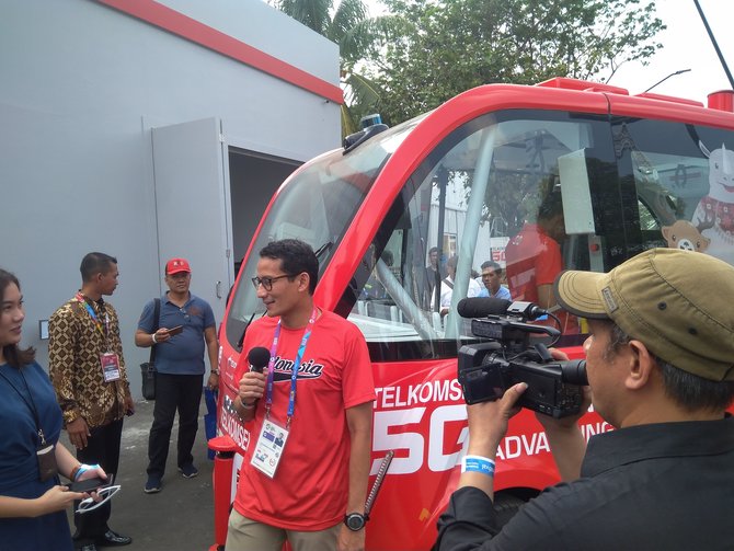 sandiaga jajal mobil tanpa sopir di gbk