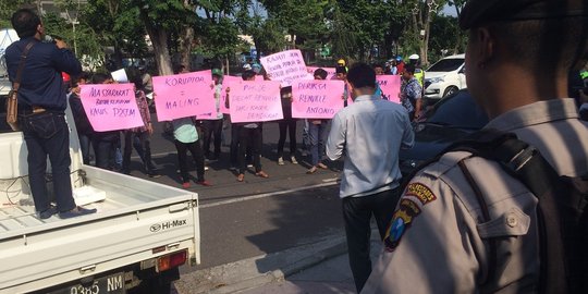 Tuntut penuntasan kasus P2SEM, puluhan demonstran geruduk Kejati Jatim