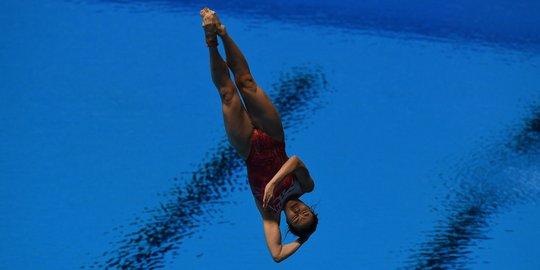 Aksi atlet loncat indah bersaing di final springboard 1m putri