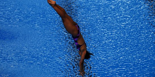 Atlet loncat indah Linadini Yasmin bersaing di nomor springboard 3m