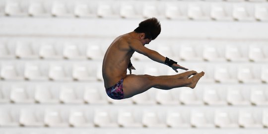 Atlet loncat indah putra bersaing di nomor platform 10 meter