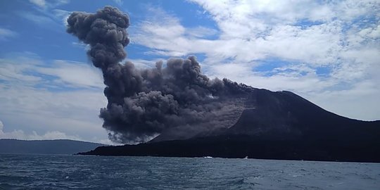 Gunung Anak Krakatau keluarkan 56 kali letusan, status masih waspada