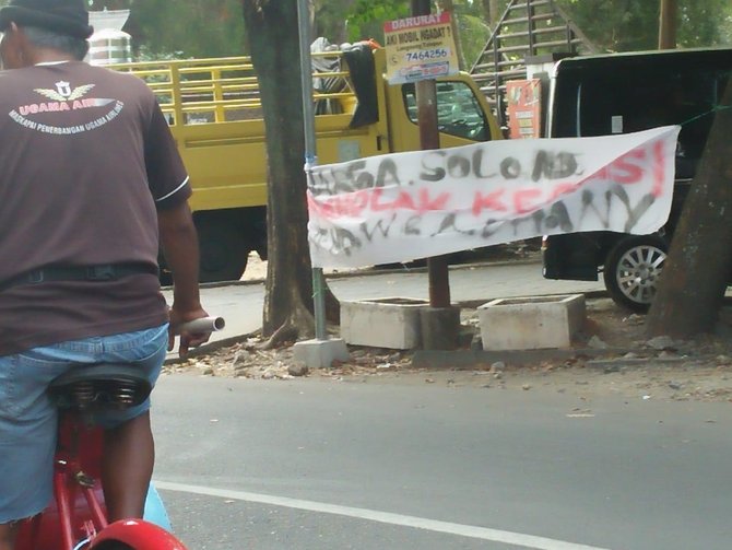 spanduk tolak neno warisman dan ahmad dhani